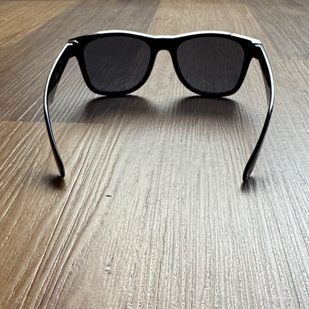 Stylish Black Sunglasses - Picture 2 of 3
